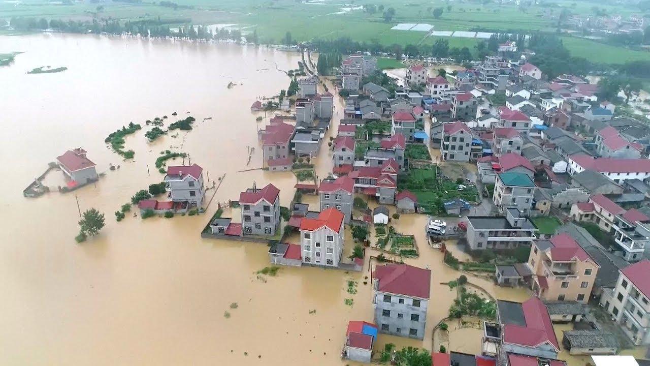 <strong>More rain is forecast in China, causing tens of thousands of people to flee their homes.</strong><strong></strong>