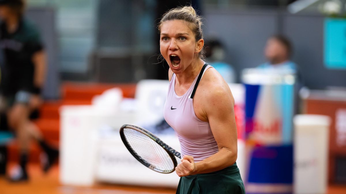At Wimbledon 2022, Simona Halep beats Paula Badosa in straight sets to advance to the quarterfinals for the first time since 2011.