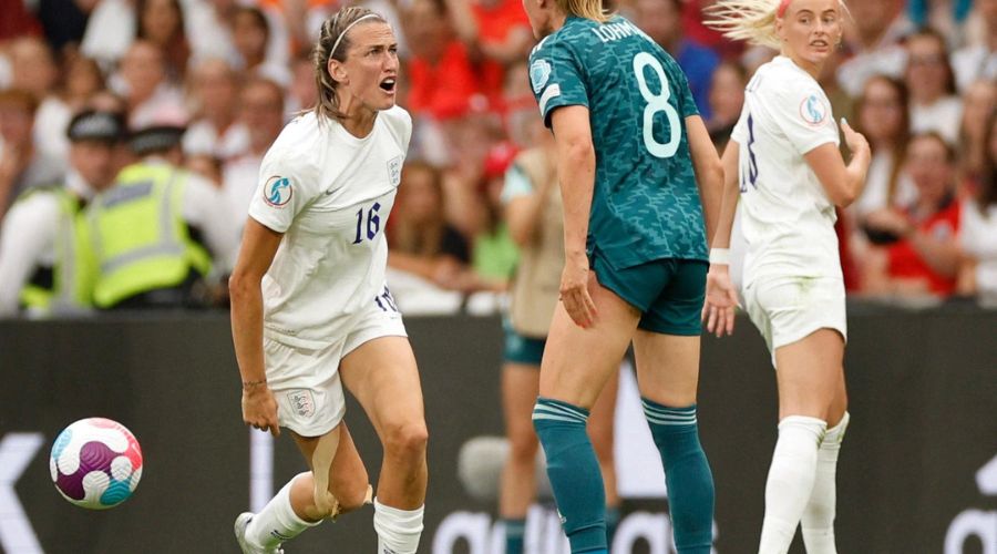 <strong>Jill Scott, a midfielder for both England and Manchester City, has announced her retirement.</strong>