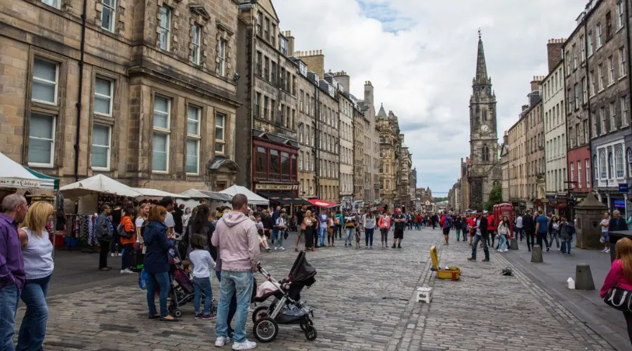Edinburgh is a good option to spent your holidays
