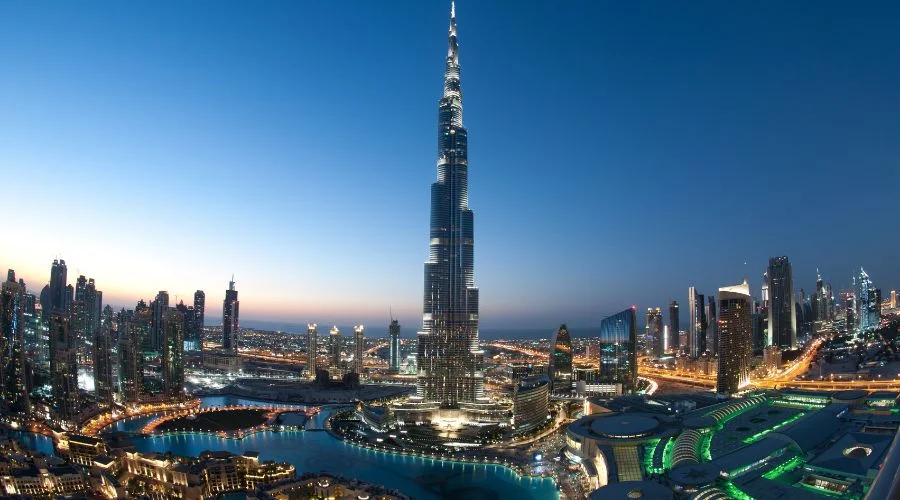 Dubai is a hot favorite with tourists from all walks of life since it offers the greatest in entertainment and recreation, luxury stays and shopping
