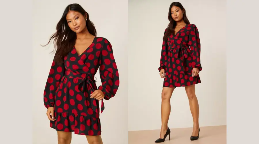 With an all-over print design, it is the best Christmas party dress.