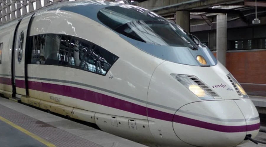 Types of trains that operate between Barcelona and Madrid