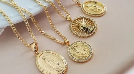 Glamour in Dangling Delights: The Charms of Pendant Necklaces