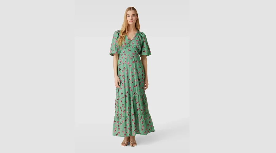 PM Amsterdam Maxi dress with all-over floral pattern, model 'Charley' in soft green | feedhour 