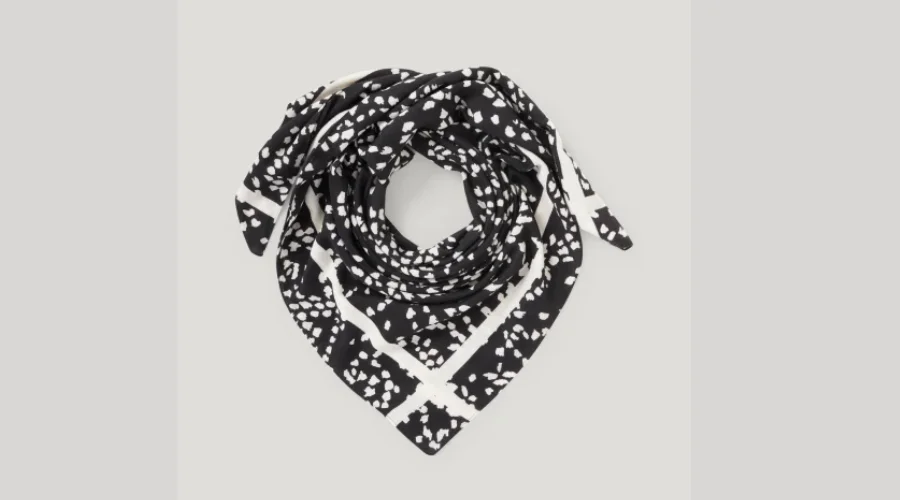 Scarf with polka dot pattern