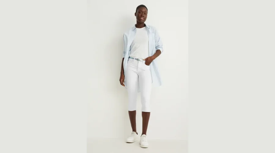 Capri jeans with belt - mid-rise waist - slim fit