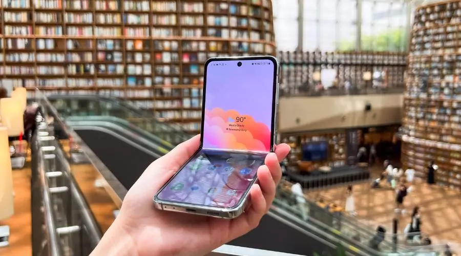 Samsung Flip Phones: Time To Upscale Your Smart Gadgets With Flip Phones Samsung Flip Phones: Time To Upscale Your Smart Gadgets With Flip Phones