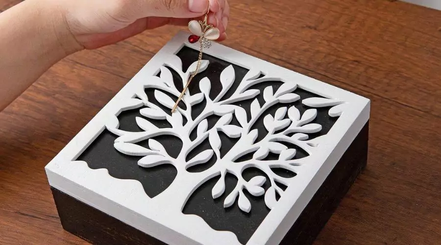 1 Piece White Wooden jewellery Box with Tree of Life Pattern